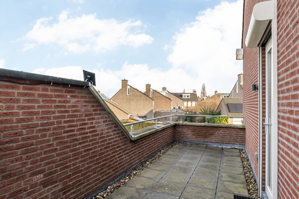 Foto - Te koop: Op goede en in geliefde woonwijk in Voerendaal gelegen halfvrijstaande bovenwoning (type B3 maisonnette), met o.a. dakterras, separate berging op de begane grond en eigen parkeerplaats. 